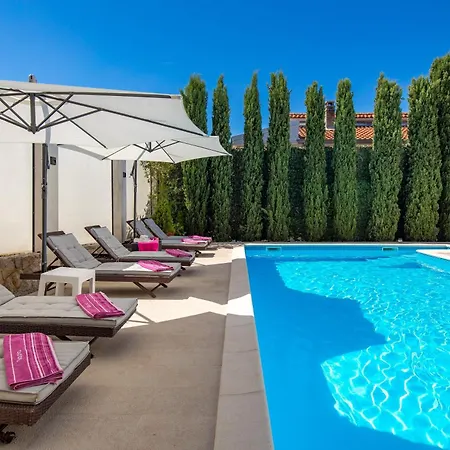 House Rose With Private Pool And Garden - Happy *